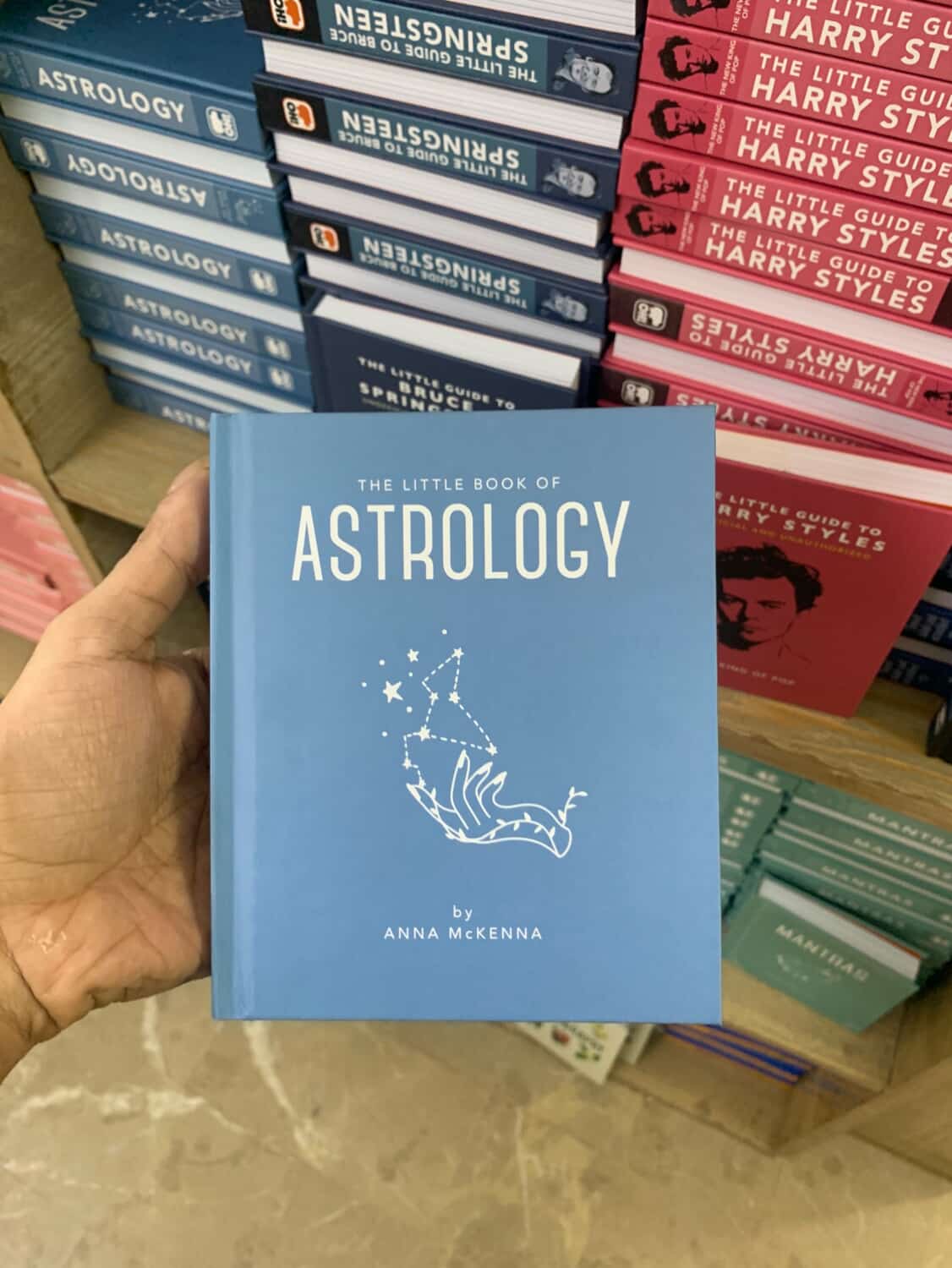 The Little Book of Astrology: An Accessible Introduction to Everything you need to Enhance your Life using Astrology (The Little Books of Mind, Body & Spirit, 2)