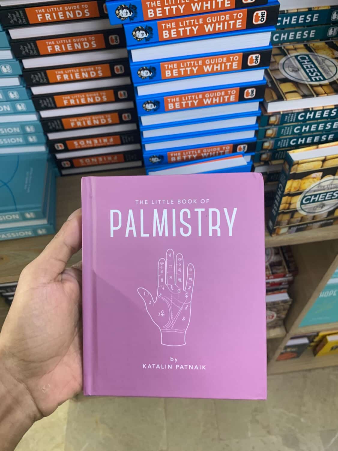 The Little Book of Palmistry: Predict your future in the lines of your palms (Little Books of Mind, Body & Spirit)