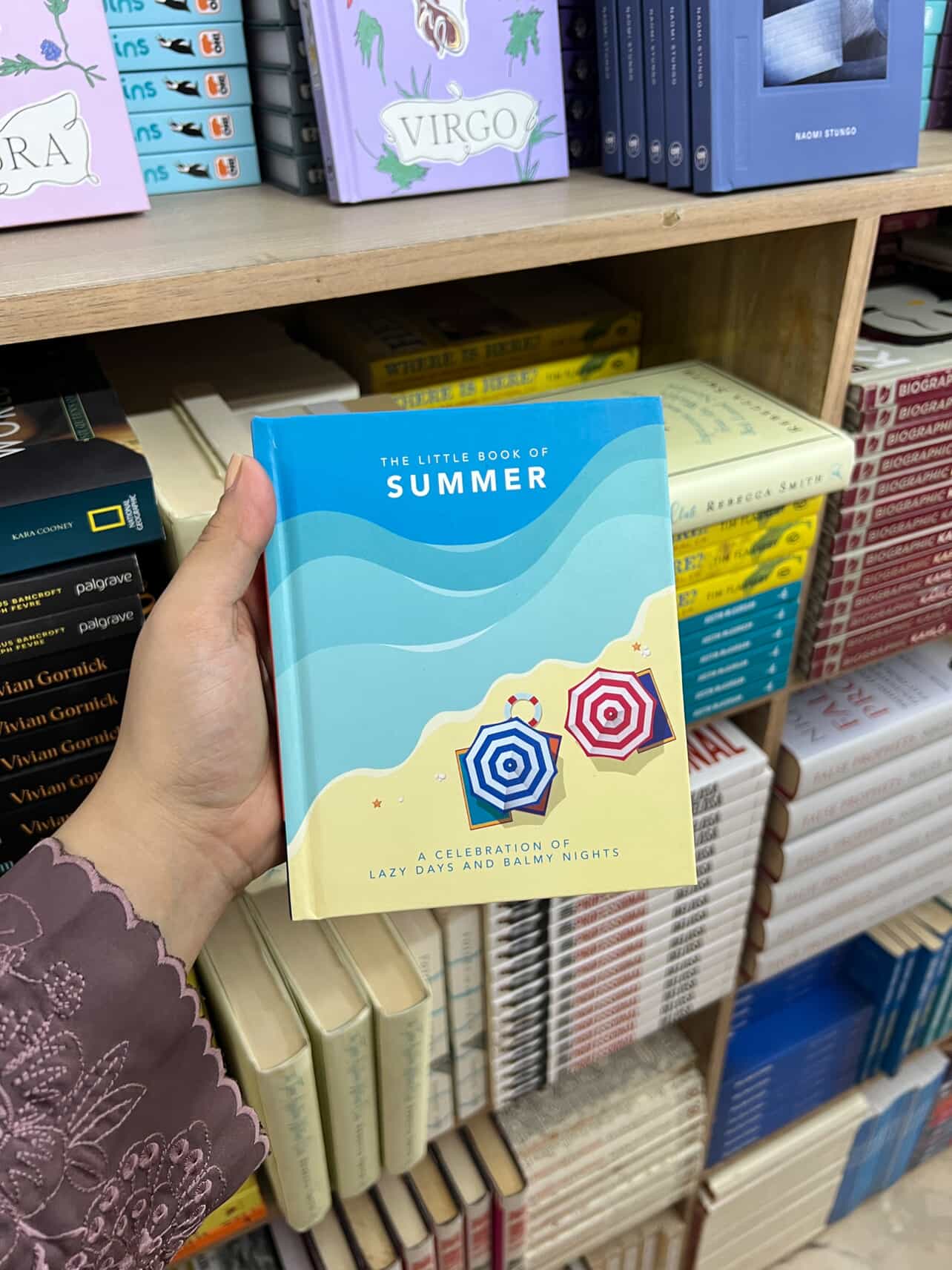 The Little Book of Summer: A celebration of lazy days and balmy nights (The Little Books of Lifestyle, Reference & Pop Culture, 11)